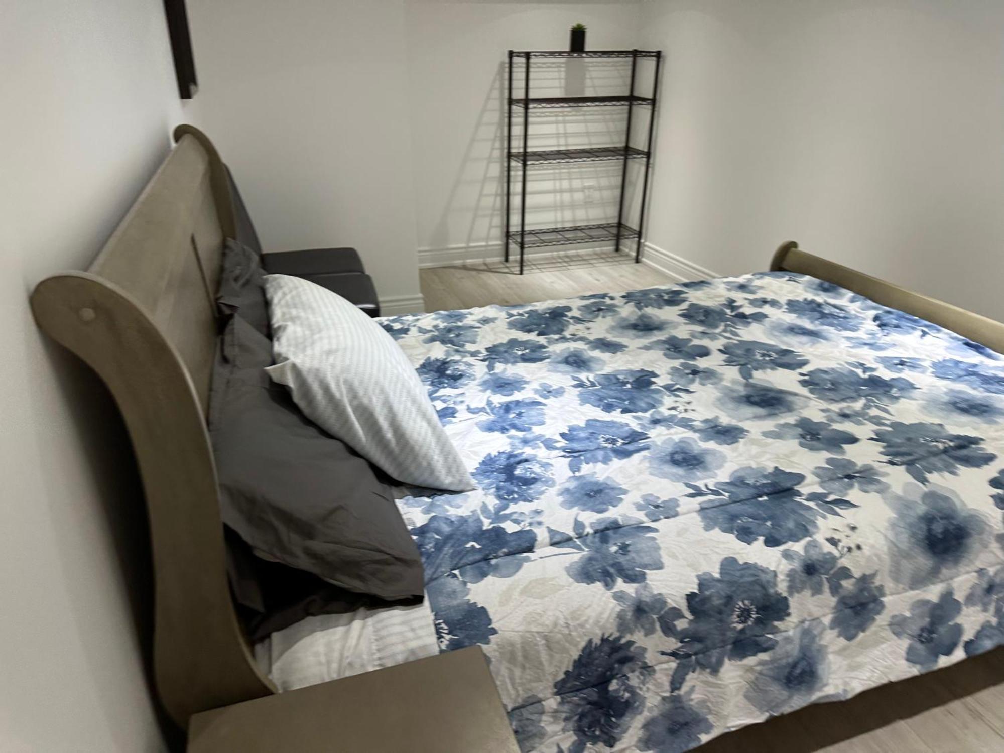 Double Bedroom On Up Or 3 Bedrooms In Basement Near Eglinton Subway Station Toronto Luaran gambar