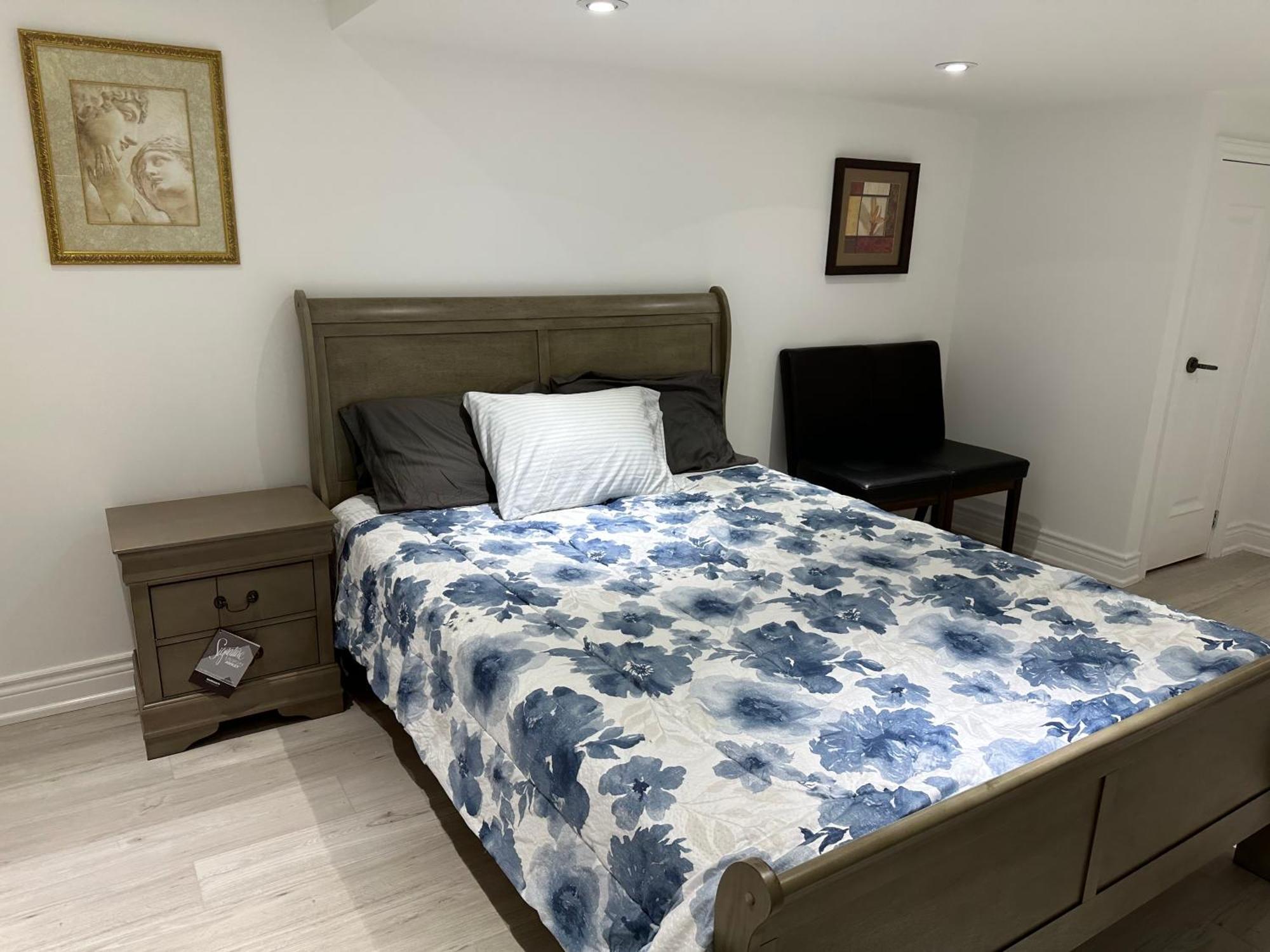 Double Bedroom On Up Or 3 Bedrooms In Basement Near Eglinton Subway Station Toronto Luaran gambar