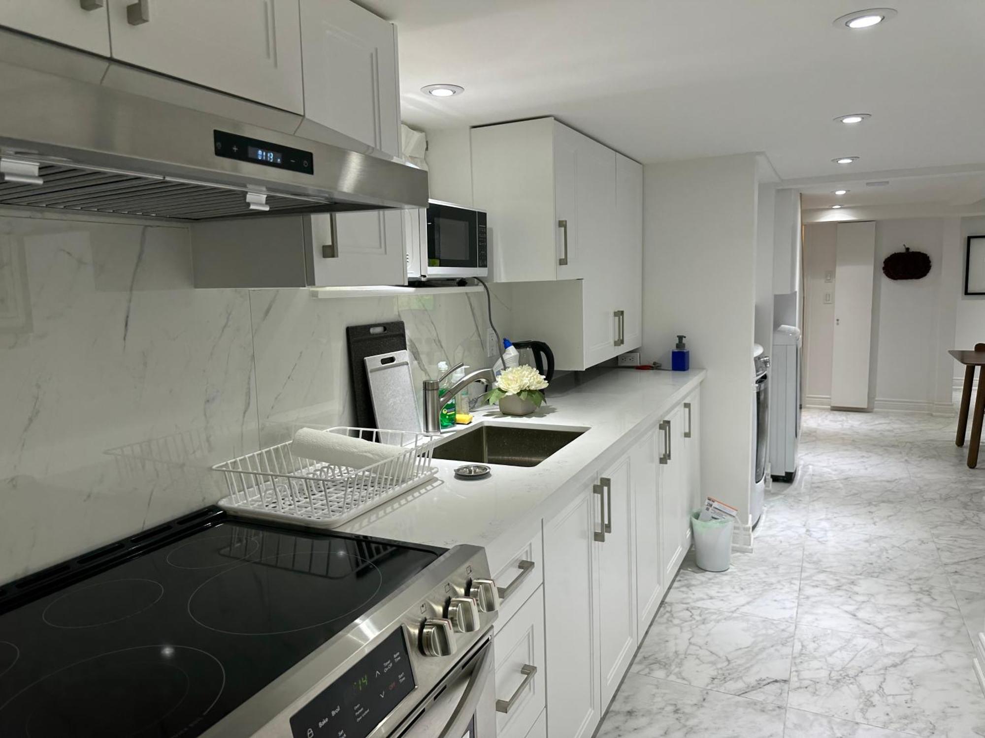 Double Bedroom On Up Or 3 Bedrooms In Basement Near Eglinton Subway Station Toronto Luaran gambar